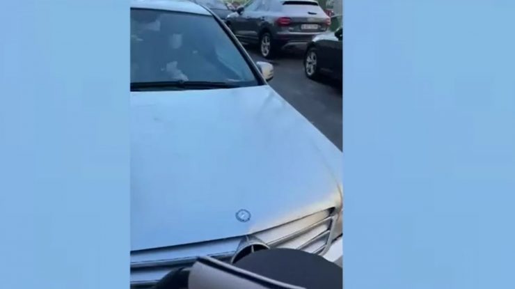 Şoferul filmat în timp ce loveşte un cărucior în care se afla un bebeluş a fost arestat