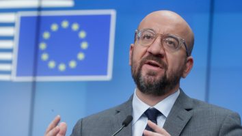 Creşte tensiunea între UE şi firmele producătoare de vaccin: „A trebuit să batem cu pumnul în masă ca să fie respectate contractele“