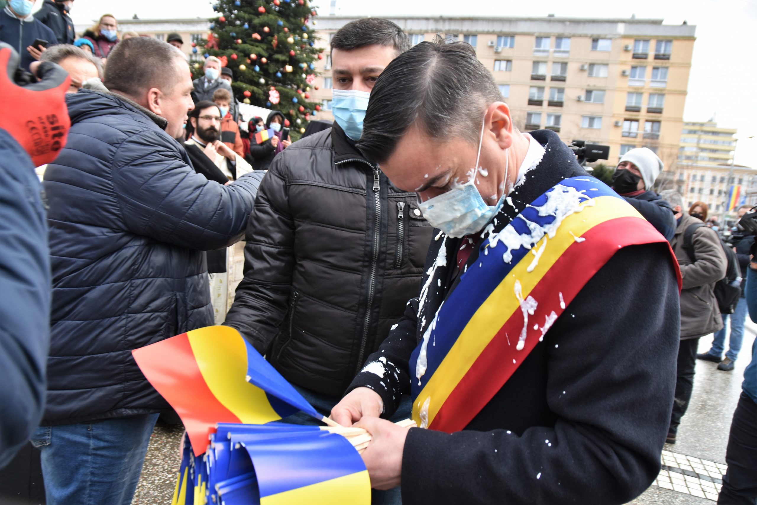 Reacția lui Chirica, după ce a fost atacat cu iaurt: „Norocul meu că nu am intoleranță la lactoză”