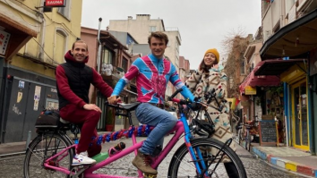 Un tânăr ciclist diagnosticat cu cancer și-a dedicat întreaga viață actelor de caritate. Pedalează în jurul lumii pentru a strâge bani
