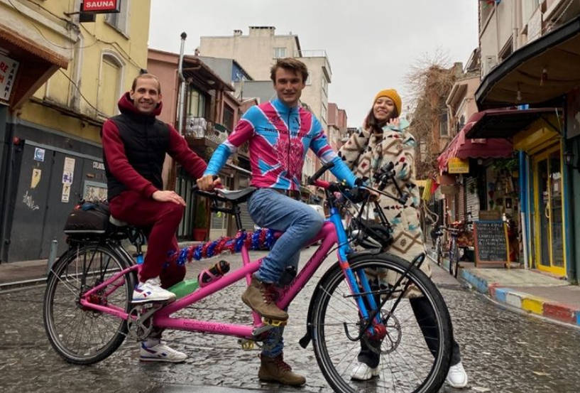 Un tânăr ciclist diagnosticat cu cancer și-a dedicat întreaga viață actelor de caritate. Pedalează în jurul lumii pentru a strâge bani