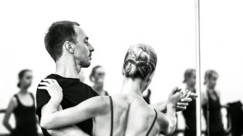 Un român predă copiilor din Siberia cursuri de dans. Acesta s-a mutat cu familia în frigurosul oraș Norilsk