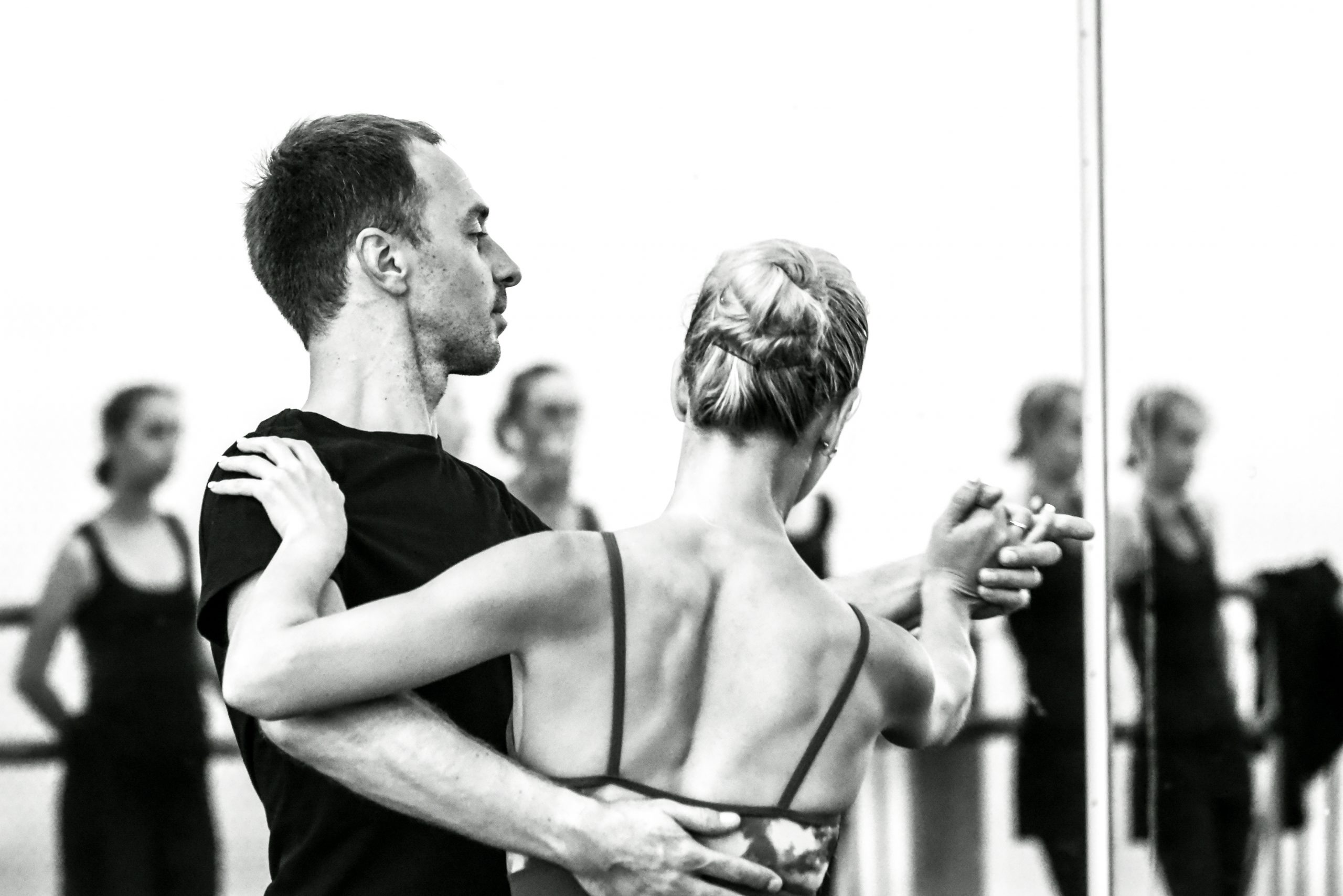 Un român predă copiilor din Siberia cursuri de dans. Acesta s-a mutat cu familia în frigurosul oraș Norilsk