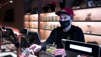 58% dintre turiștii care vizitează Amsterdam vin pentru droguri. Ce măsuri au luat oficialii pentru a descuraja consumul de substanțe interzise