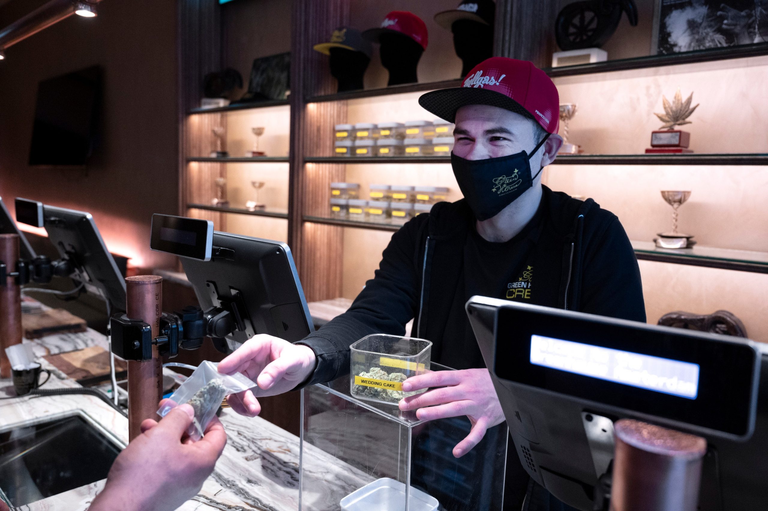 58% dintre turiștii care vizitează Amsterdam vin pentru droguri. Ce măsuri au luat oficialii pentru a descuraja consumul de substanțe interzise