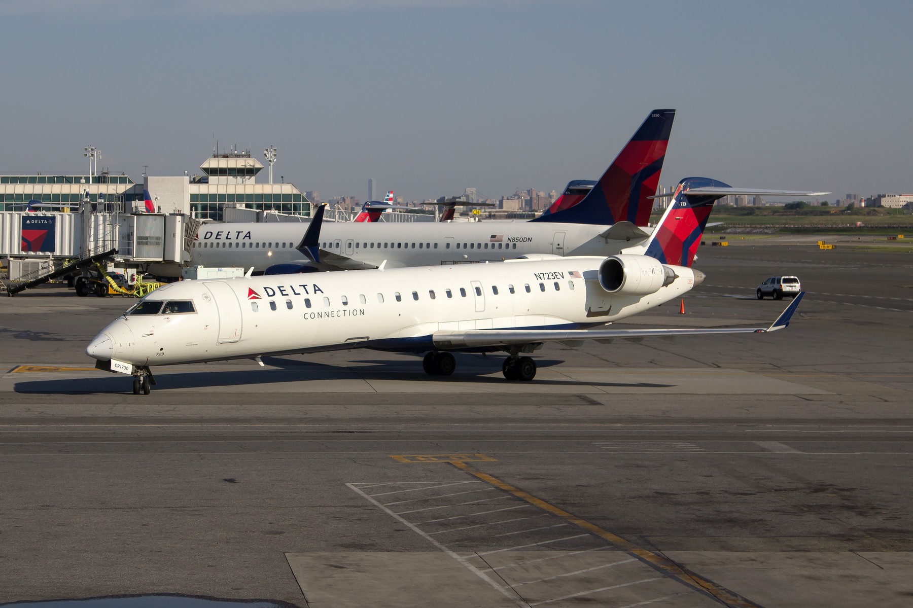 Companiile aeriene se alătură luptei împotriva virusului. Avioanele vor transporta doze de vaccin anti-Covid