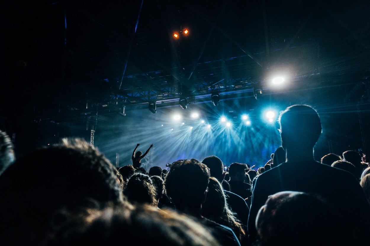 Sectorul artistic, drastic afectat de pandemie. Ajutorul de la stat nu este de ajuns: „Ne rămâne protestul în stradă și emigrarea”