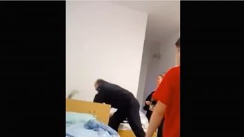 Violență la un centru de plasament. Momentul în care un copil este bătut de paznic. Reacția Poliției. VIDEO