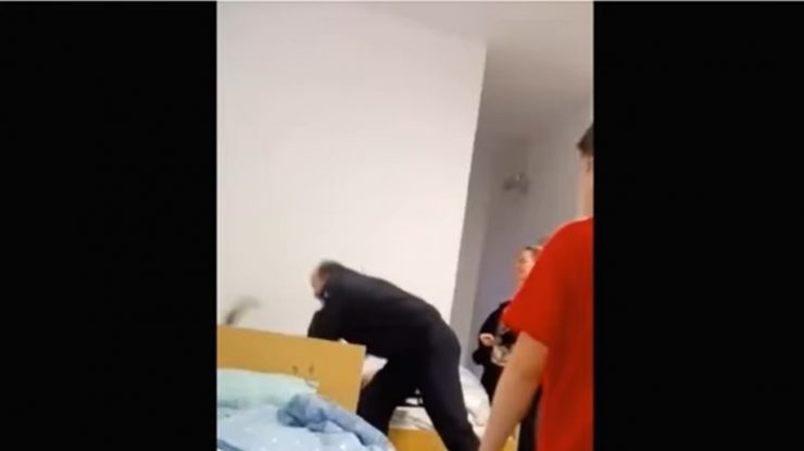 Violență la un centru de plasament. Momentul în care un copil este bătut de paznic. Reacția Poliției. VIDEO