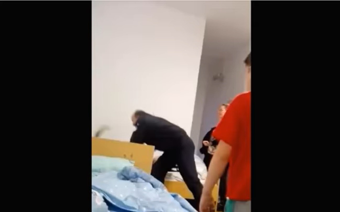 Violență la un centru de plasament. Momentul în care un copil este bătut de paznic. Reacția Poliției. VIDEO