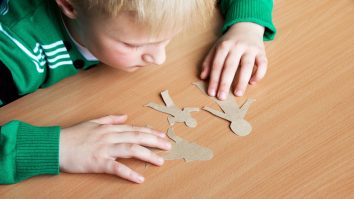 Și-a incendiat locuința pentru că a pierdut custodia copilului. Băiatul de 7 ani se afla în apartament