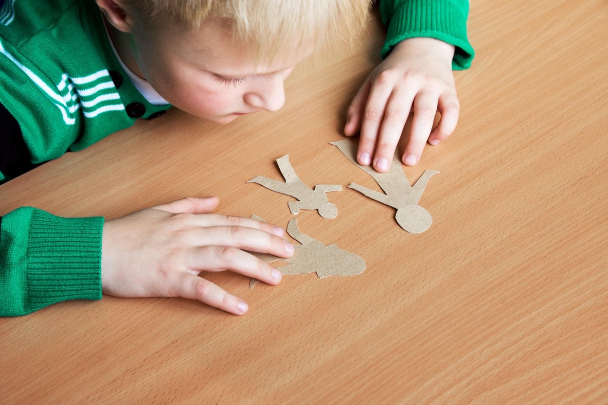 Un bărbat din Piatra Neamț și-a incendiat locuința pentru că a pierdut custodia copilului. Băiatul de 7 ani se afla în apartament