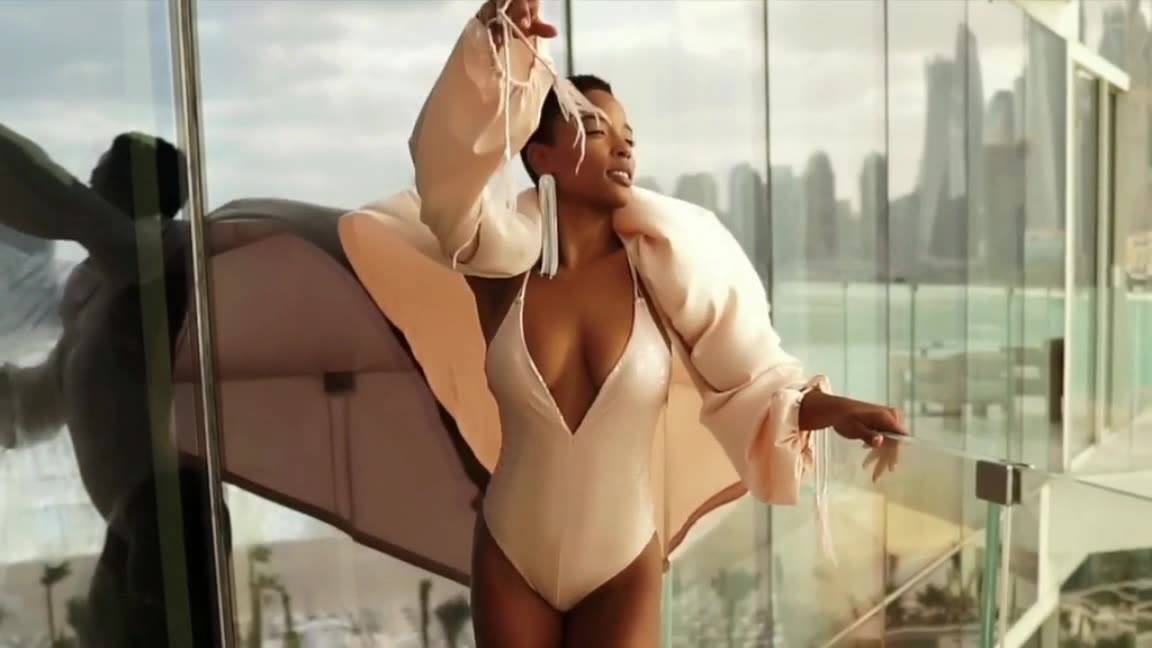 O româncă a vândut costume de baie de lux în valoare de 2 milioane de euro în 2020