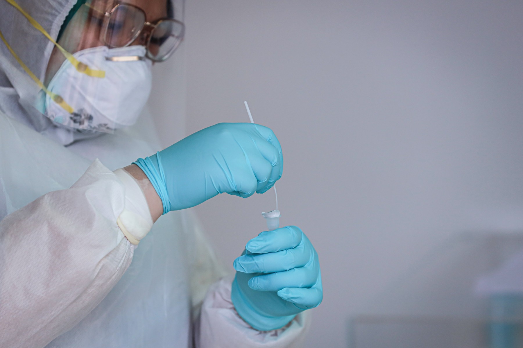 Numărul cazurilor COVID din China crește, în timp ce orașele reduc numărul de testări