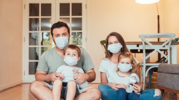 De ce unii membri ai aceleiași familii fac Covid, iar alții nu? Explicațiile specialiștilor