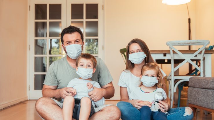 De ce unii membri ai aceleiași familii fac Covid, iar alții nu? Explicațiile specialiștilor