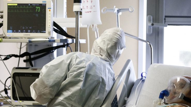 Medic în combinezon