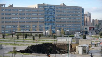 Crater uriaș în parcarea unui spital din Napoli. Mai multe mașini au fost înghițite de prăpastie