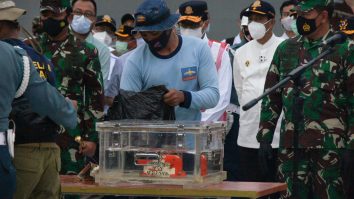 Cutia neagră a avionului care s-a prăbușit în Indonezia a fost găsită. Aeronava primise aviz pozitiv în urma inspecției de navigabilitate. FOTO