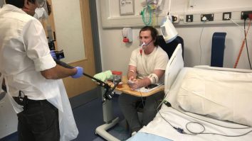 Din ce în ce mai mulți tineri bolnavi de coronavirus în Marea Britanie. „Am 19 ani și am avut nevoie de oxigen”