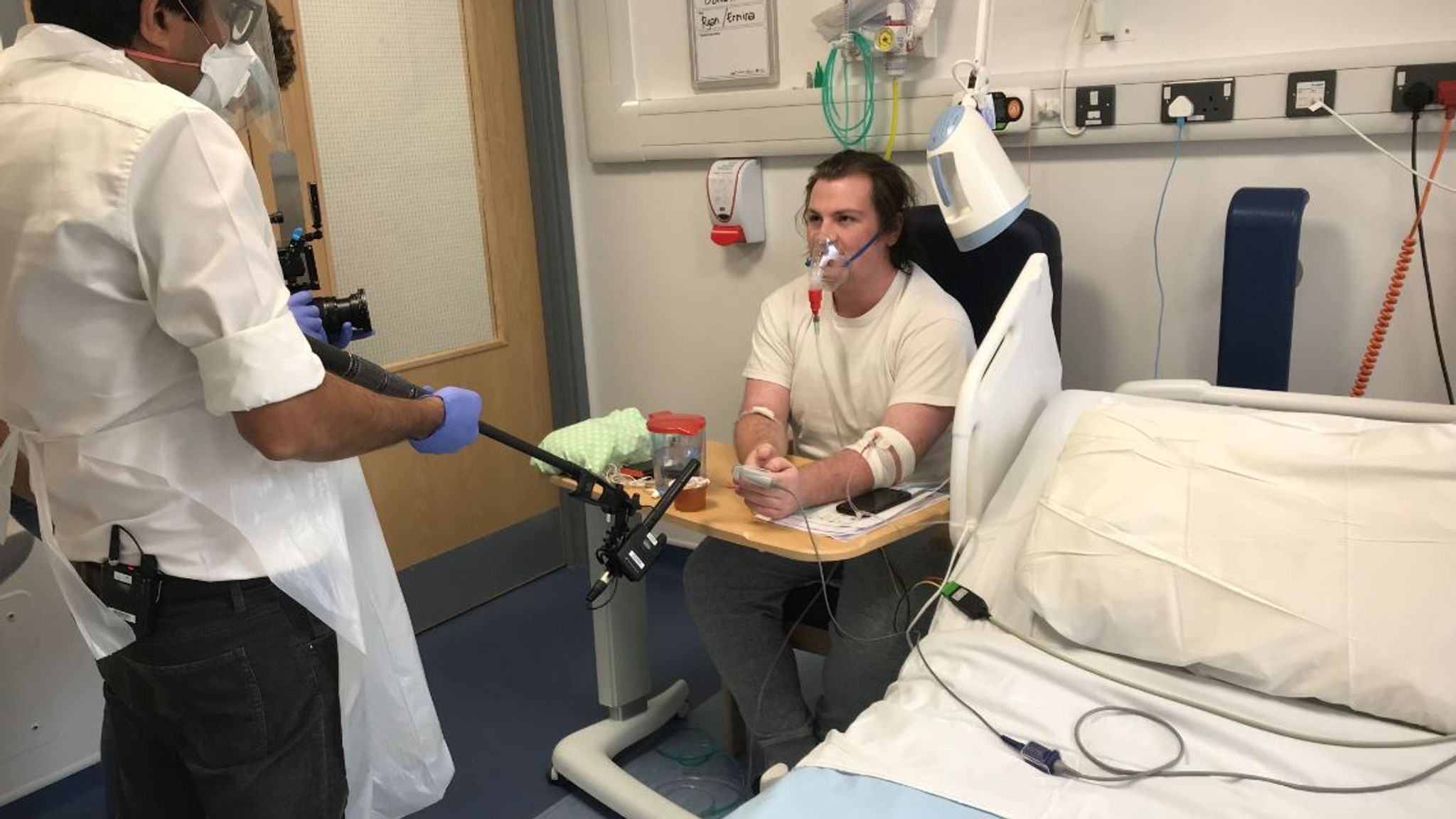 Din ce în ce mai mulți tineri bolnavi de coronavirus în Marea Britanie. „Am 19 ani și am avut nevoie de oxigen”