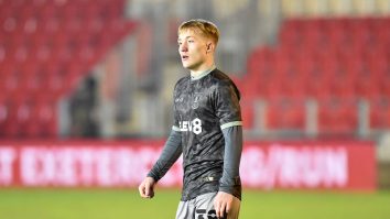 Povestea lui Declan Thompson: a stat în scaunul cu rotile, iar acum a debutat în fotbalul profesionist, la Sheffiield Wednesday