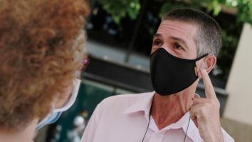 Persoanele cu deficiență de auz, ignorate în campania de vaccinare: „Ne descurcăm așa cum putem”