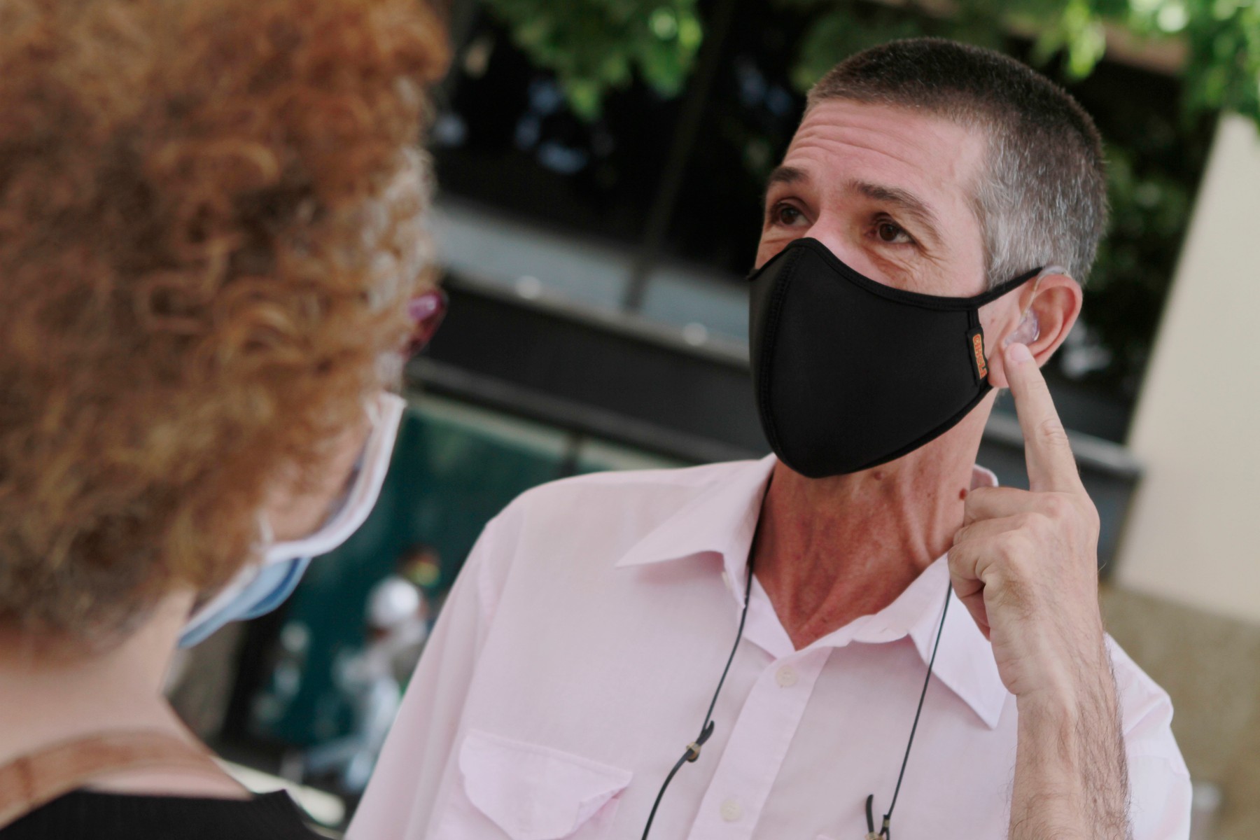 Persoanele cu deficiență de auz, ignorate în campania de vaccinare: „Ne descurcăm așa cum putem”