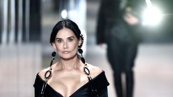 Demi Moore, apariție surpriză la Paris Fashion Week. Reacțiile fanilor: „Ce naiba ți-ai făcut la față?“. VIDEO