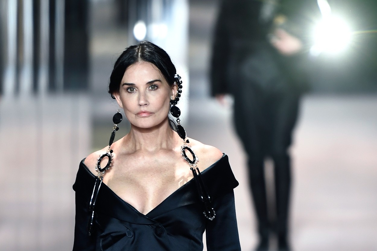 Demi Moore, apariție surpriză la Paris Fashion Week. Reacțiile fanilor: „Ce naiba ți-ai făcut la față?“. VIDEO