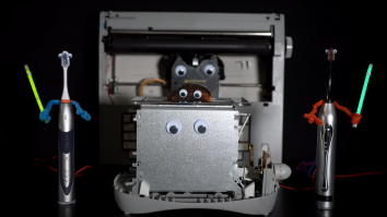 Melodia lui Darth Vader, cântată de un toaster, o periuță de dinți și o mașină de scris