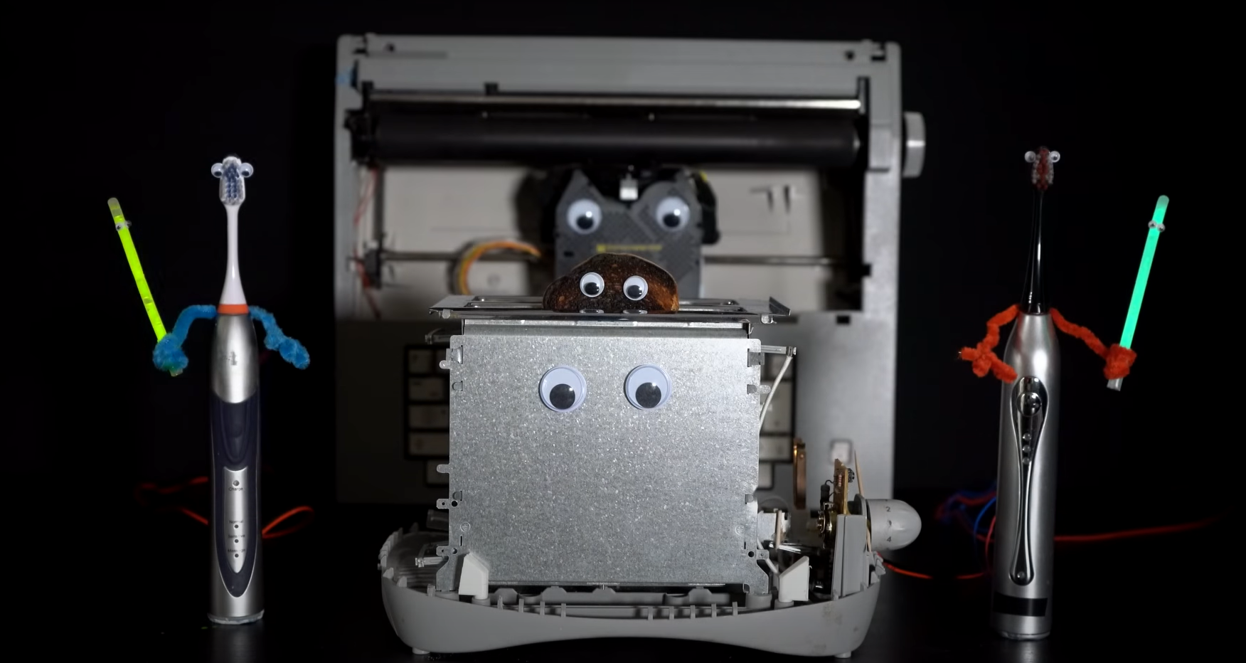 Melodia lui Darth Vader, cântată de un toaster, o periuță de dinți și o mașină de scris