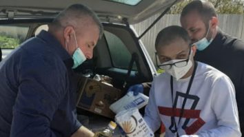 Cum putem să-i ajutăm pe bătrânii și copiii aflați în izolare sau cu restricții de deplasare