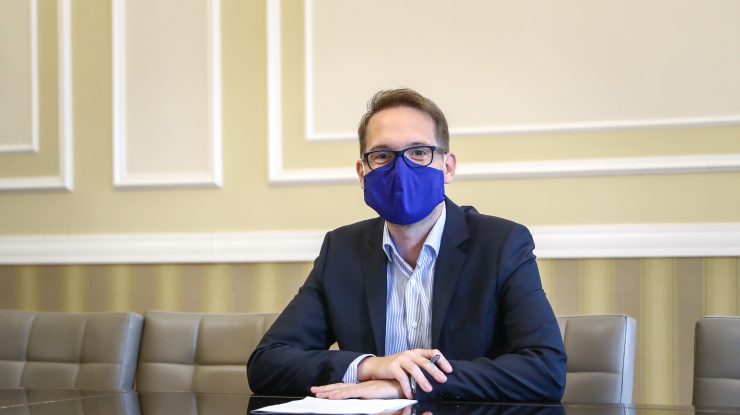 Dominic Fritz i-a trimis o scrisoare lui Valeriu Gheorghiță: „Suntem gata să oferim toate cele 11 centre de vaccinare, dar nu vrem să fie spații de muzeu”