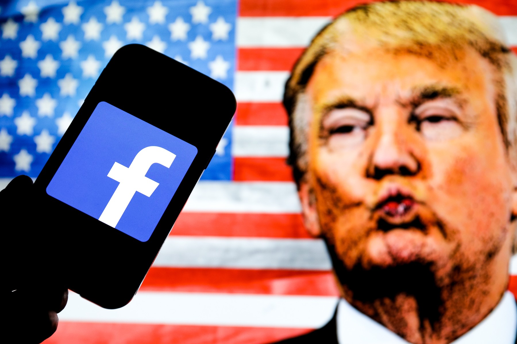 Trump a primit interdicție pe viață de la Facebook și Twitter. Liderii lumii critică decizia rețelelor de socializare