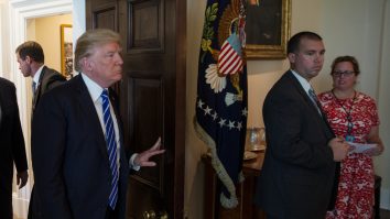 Donald Trump urmărește scenele violente de la Capitoliu din Biroul Oval. Membrii staffului vor să demisioneze