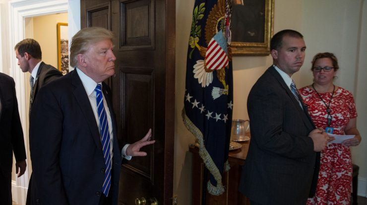 Donald Trump urmărește scenele violente de la Capitoliu din Biroul Oval. Membrii staffului vor să demisioneze