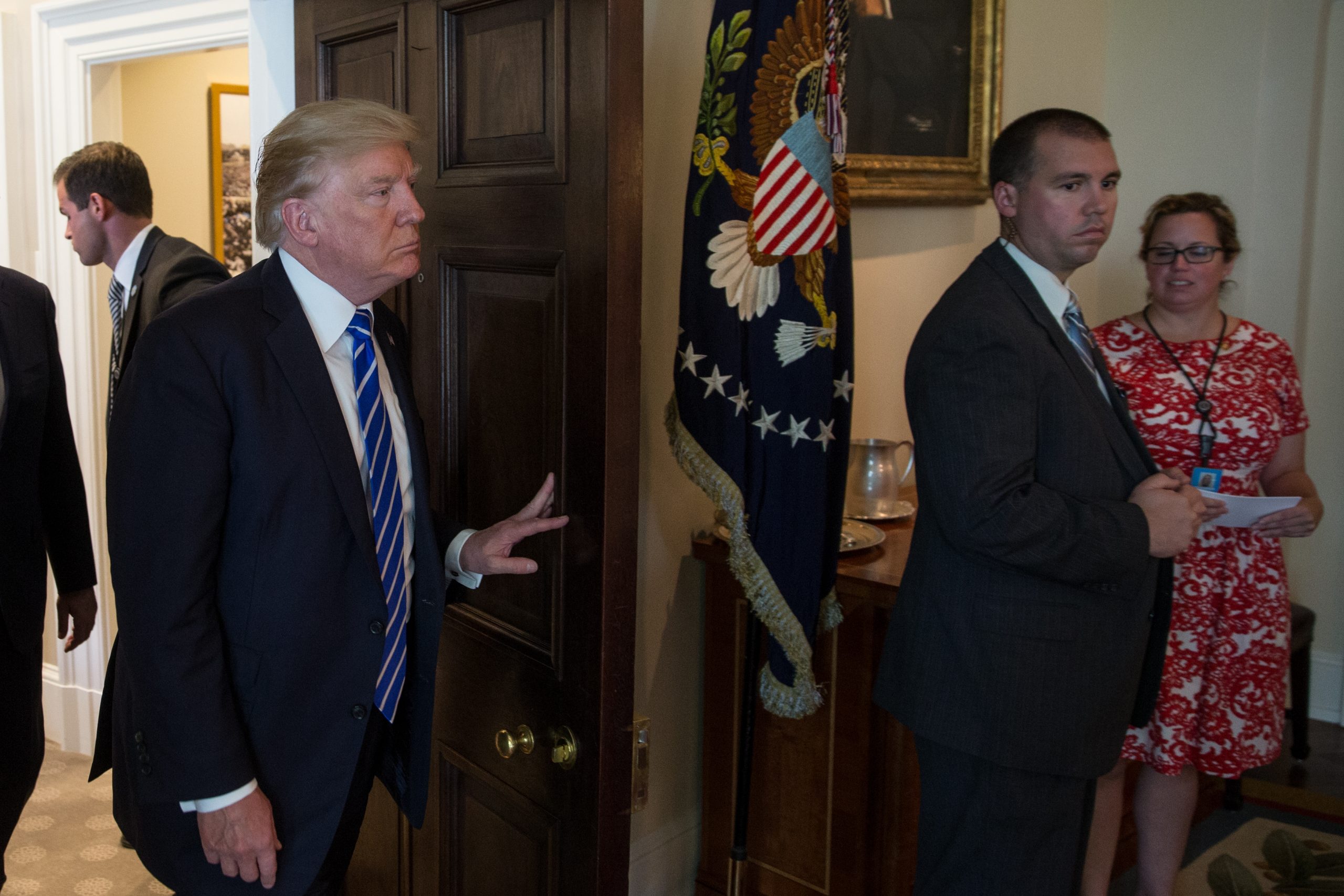 Donald Trump urmărește scenele violente de la Capitoliu din Biroul Oval. Membrii staffului vor să demisioneze