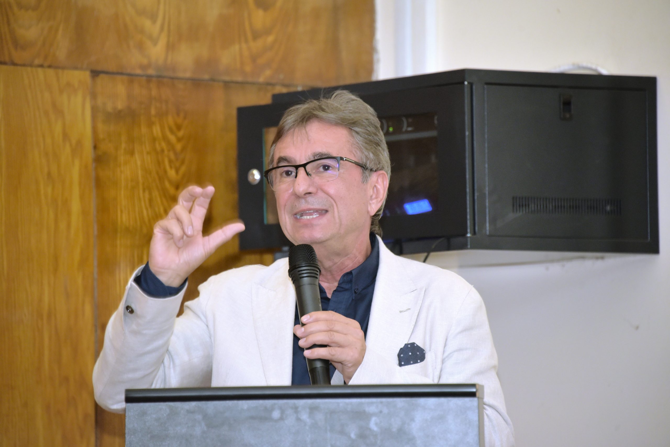 Klaus Iohannis promite reformă, dar ignoră planurile și soluțiile propuse de Dorel Săndesc. Între timp, pacienții ard de vii în spitale