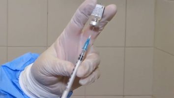 Cum se extrage dintr-un flacon cea de-a șasea doză de vaccin anti-Covid-19