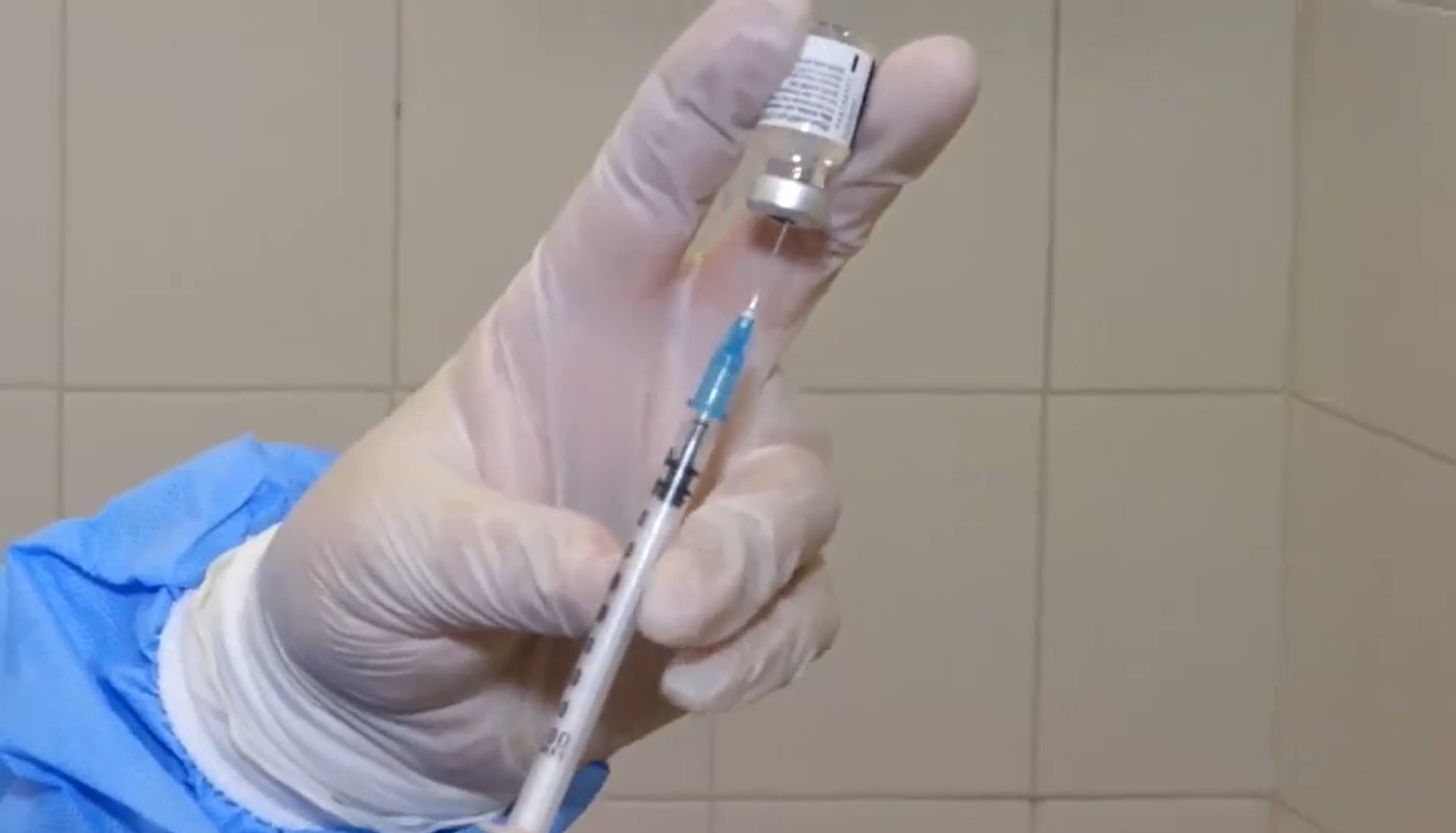 Un medic arată cum se extrage dintr-un flacon cea de-a șasea doză de vaccin anti-Covid-19. VIDEO