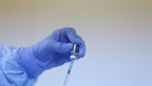 Cum au fost irosite 87 de doze de vaccin, din cele 64.000 primite până acum în România. Gheorghiță: „Este un risc asumat“