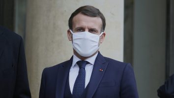 Emmanuel Macron riscă să fie demis din cauza crizei sociale. Dezvăluirile unui politician francez