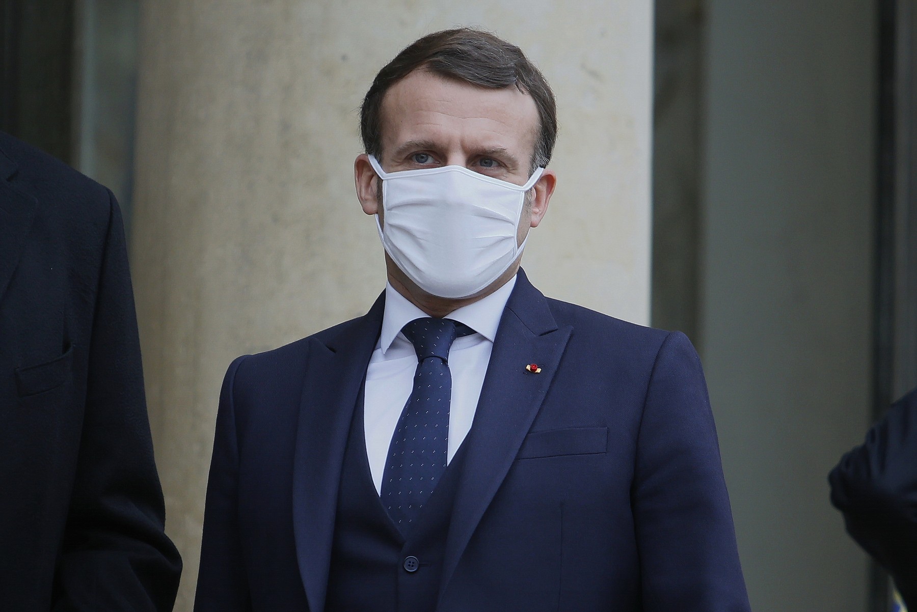 Emmanuel Macron riscă să fie demis din cauza crizei sociale. Dezvăluirile unui politician francez
