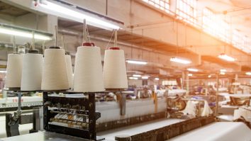 Angajații din industria textilă și din HoReCa primesc printre cele mai mici salarii din România