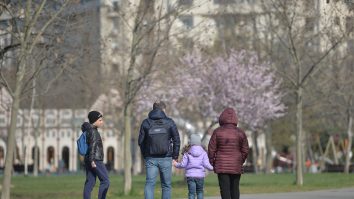 Studiu: Femeile din România se implică în procent de 89% în creșterea copiilor. Bărbații, doar 55%. Situația în alte țări ale UE