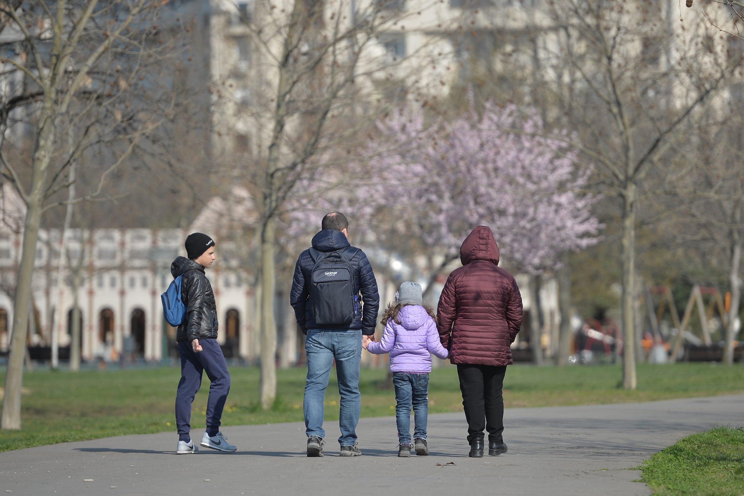89% dintre românce se ocupă de educația copiilor. Doar 55% dintre bărbații se implică în creșterea lor. Care este explicația psihologilor