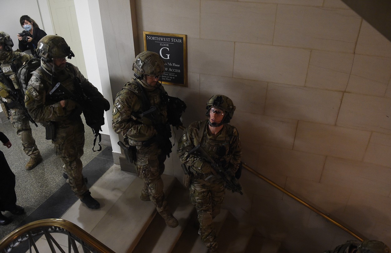 FBI inițiază proceduri de identificare a protestatarilor violenți