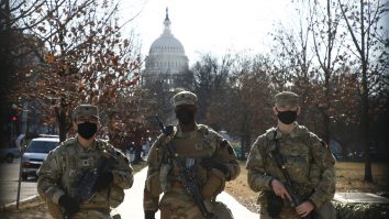 SUA îndreaptă tunurile către gruparea QAnon. FBI-ul va participa la anchetă