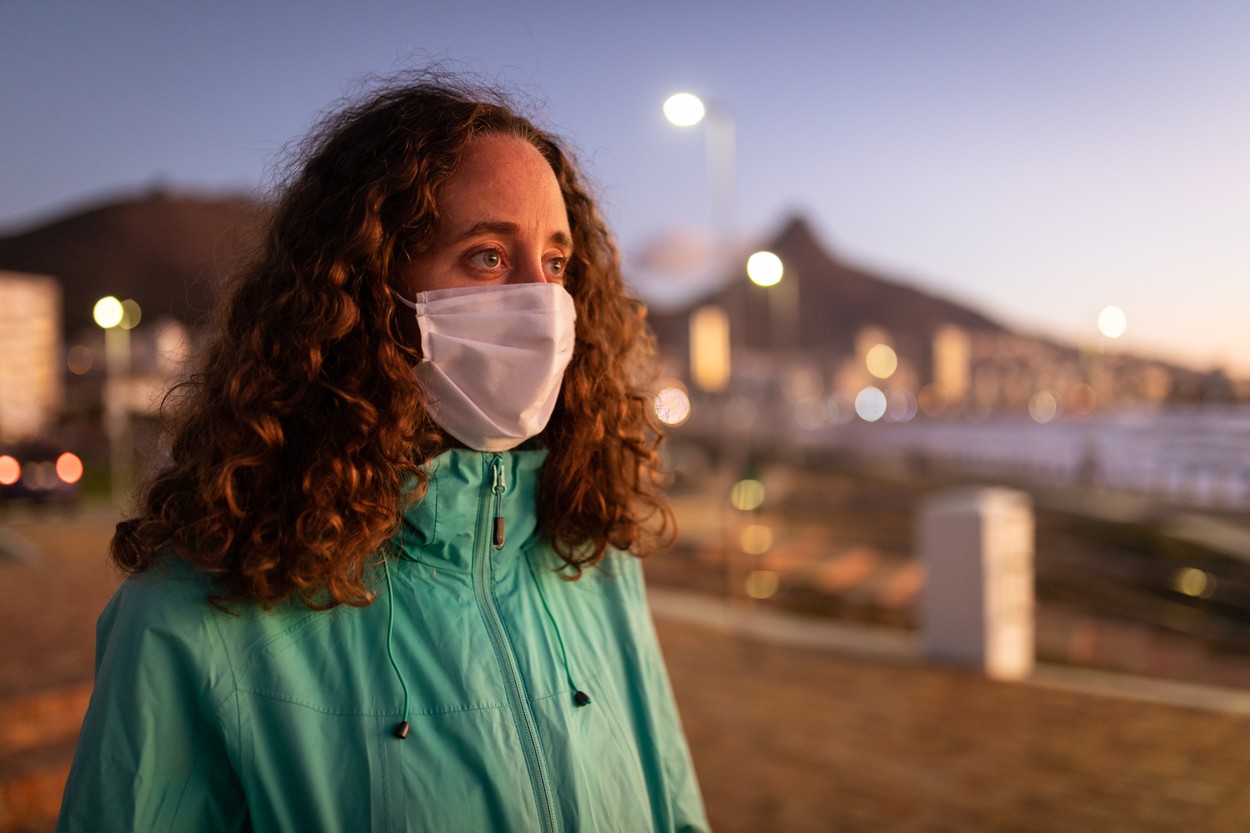 Purtarea măștii în aer liber nu mai este obligatorie, începând de azi. Țara unde se întâmplă asta